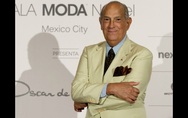 De la Renta, de 80 años, llegó a México para presentar algunos de sus  diseños en un desfile este viernes. AFP /