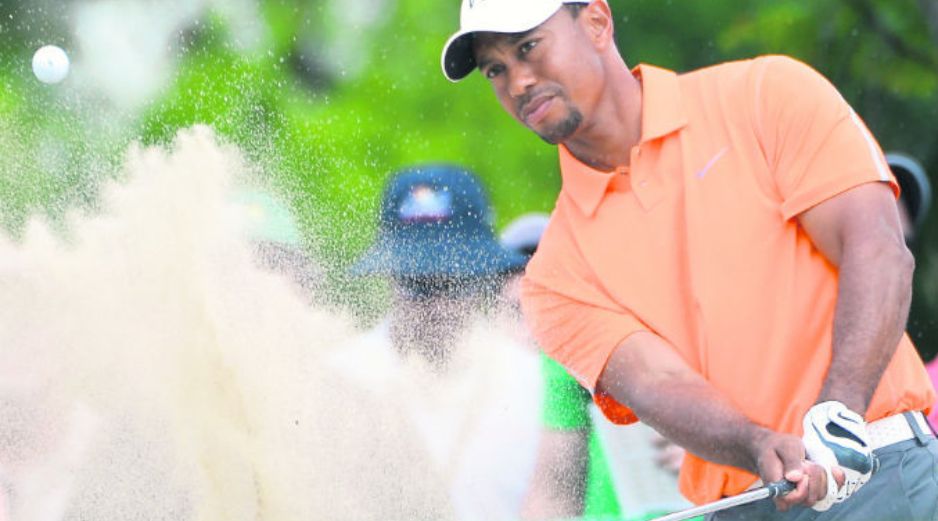 Atorado. Tiger Woods tiene la posibilidad de recuperar el trono de la PGA. AP /