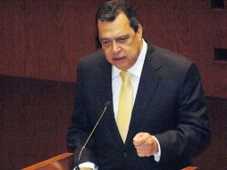 El gobernador de Guerrero, Ángel Aguirre Rivero, dialoga con los maestros inconformes. ARCHIVO /