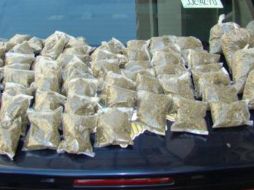 El interior de la bolsa había 30 envoltorios plásticos con mariguana, que en total pesaron 254 gramos. ARCHIVO /