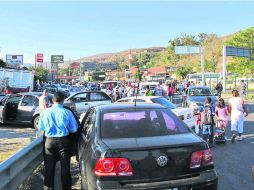 El bloqueo de la Autopista del Sol el viernes por parte de maestros del CETEG causó molestias a vacacionistas y daños a hoteleros. NTX /