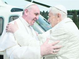 Fraternal encuentro. Francisco visitó por primera vez a Benedicto XVI en Castel Gandolfo. EFE /