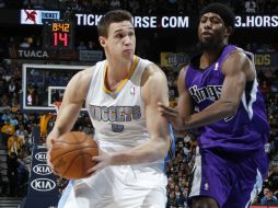El alero italiano Danilo Gallinari (i) logra 19 puntos y es el mejor hombre de los Nuggets en el encuentro. AP /