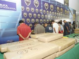 Durante la acción castrense se decomisaron tres teléfonos celulares, diversas identificaciones y dos vehículos. ARCHIVO /