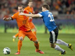Wesley Sneijder no terminó el juego ante Estonia y estará fuera en el siguiente. EFE /