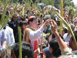 El cardenal Norberto Rivera lleva a cabo la misa de Domingo de Ramos para comenzar las celebraciones de Semana Santa. NTX /