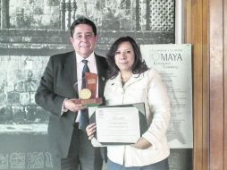 LOGRO. El rector, Roque Albín Huerta y Rocío García Romero, titular de la carrera.  /