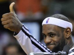 James se acercó de nuevo a un triple-doble al conseguir 32 puntos, 10 asistencias y ocho rebotes. EFE /