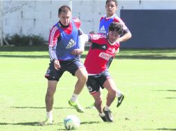 Kristian Álvarez y Rafael Márquez Lugo disputan un balón durante un entrenamiento en Verde Valle. MEXSPORT /