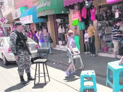 EN LA MIRA. Elementos de la Unidad de Estacionamiento realizan operativos para evitar que lugares en la vía pública sean apartados. EL INFORMADOR /