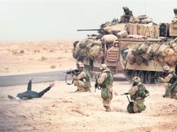 En la imagen se aprecia cómo soldados estadounidenses detienen a un iraquí para cerciorarse de que no porte armas. AP /