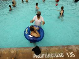 Las albercas cuentan con un sistema de saneamiento y recliclado, pues el agua que resulte, sirve para regar jardines del municipio. ARCHIVO /