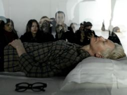 La actriz permaneció acostada sobre un colchón metido dentro de una gran urna de cristal. EFE /