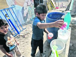 A llenar botes. Cada año los habitantes de la Colonia del Fresno se preparan para los cortes en el suministro de agua potable. EL INFORMADOR /