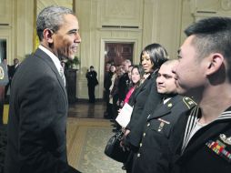 Obama entrega constancias a 28 personas de diferentes nacionalidades que los validan como estadounidenses naturalizados. EFE /