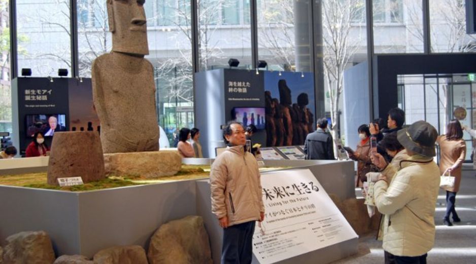 La estatua tiene tres metros de alto y dos toneladas de peso. AP /