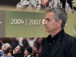 Mou entrenó en 2004 a Chelsea y lleva una buena relación con el dueño del equipo, pero dice no haber ido a Londres por un contrato. EFE /