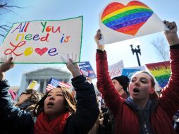 Manifestantes a favor del matrimonio entre personas del mismo sexo se mantienen afuera de la Suprema Corte de EU. AFP /
