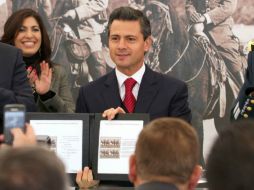 Peña Nieto cancela un timbre postal al centenario de la promulgación del Plan de Guadalupe. NTX /