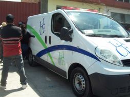 Personal del IJCF acuden a recoger el cuerpo.  /