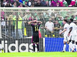 El delantero tapatío, Javier “Chicharito” Hernández, no daban crédito a la falta de puntería mexicana frente a la portería de EU. AFP /