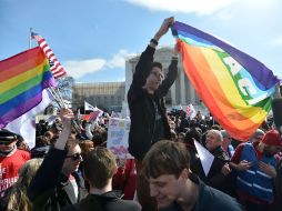 Activistas a favor de las bodas gay se manifiestan frente al Tribunal Supremo. AFP /