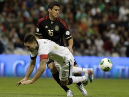 Héctor Moreno, (centro arriba) detiene a Dempsey durante el partido de anoche en el Azteca. AP /