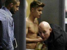 El joven desata los comentarios de los trabajadores, quienes dicen: ''Es muy flaco, es probable que se congele''. ESPECIAL /