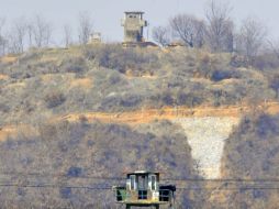 Puestos militares de guardia de Corea del Sur (abajo) y Corea del Norte (arriba), se ven desde la ciudad fronteriza de Paju. AFP /