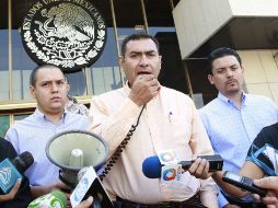 Salvador Zamora Zamora (c) y Julio García Sánchez (d) acudieron a las oficinas de la PGR para apoyar a los detenidos.  /