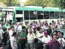El paro más reciente fue en noviembre pasado. Ciudadanos terminaron por organizarse para ofrecer ''aventones'' con sus propios autos. EL INFORMADOR /