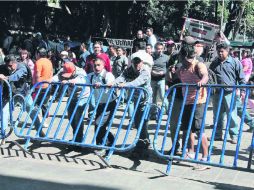 Miembros de la Sección 22 del SNTE se manifestaron de forma agresiva en las afueras del Palacio de Gobierno oaxaqueño. NTX /