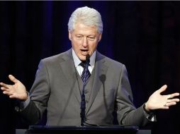 El ex presidente Bill Clinton promulgó en 1996 la ley federal que restringe beneficios a matrimonios homosexuales. ARCHIVO /