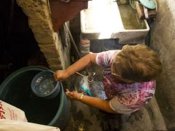 Esta ama de casa sí se preparó para el corte. Adicional a la capacidad del tinaco de su casa, ella llenó un bote más de 100 litros.  /