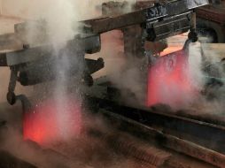 La imagen muestra el enfriamiento de ánodos de cobre. EFE /