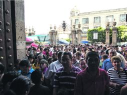Templos llenos. Cientos de fieles se reúnen en el atrio de esta iglesia, en el Centro de Guadalajara, en espera de ingresar. EL INFORMADOR /