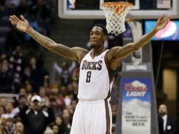 El pívot Larry Sanders anota 21 puntos y 13 rebotes en el duelo ante Lakers. AP /