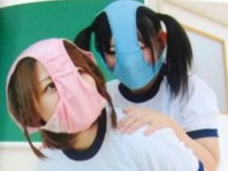 Aunque parezca extraño, muchas jovencitas niponas se pasean por las calles y posan con ropa interior en la cabeza. ESPECIAL /