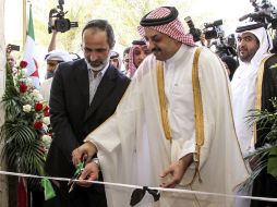 El presidente de la Coalición Nacional Siria, Ahmad Mouaz Al-Khati (i) y el ministro de Asuntos Exteriores de Qatar durante la entrega. EFE /