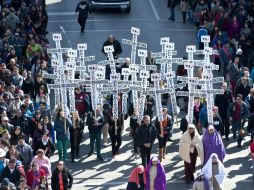 En Chicago, personas llevan carteles en forma de crucifijo exigiendo una reforma migratoria. EFE /