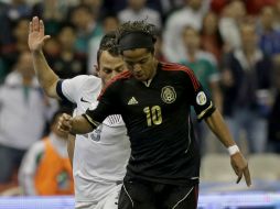 Giovani (frente) estaría como titular en su regreso al futbol español. AP /