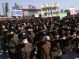 Soldados norcoreanos se reúnen con su líder en una plaza de Pyongyang. AP /
