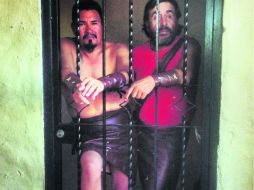 Dimas y Gestas aguardan su turno. Los actores tuvieron que esperar tres horas en la cárcel delegacional antes de acompañar a Jesús. EL INFORMADOR /