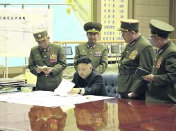 El líder norcoreano, Kim Jong-un discute el plan de ataque con los oficiales de Corea del Norte durante una reunión urgente. AFP /