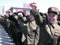 Militares se pronunciaron a favor de la decisión del líder Kim Jong-un, en un acto que se realizó en la plaza central de Pyongyang. AP /