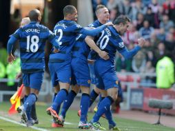 Los jugadores del Manchester United celebran el gol encajado que les permite la victoria. EFE /
