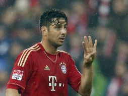 Claudio Pizarro festeja su cuarto gol del partido haciendo una seña con la mano. AP /