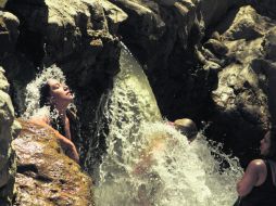 Paseantes de semana santa se bañan en el río Caliente. EL INFORMADOR /