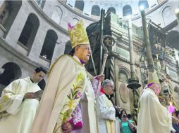 Celebración. Fouad Twal (al frente), en una procesión alrededor de la tumba de Cristo, en la rotonda de la Iglesia del Santo Sepulcro. EFE /