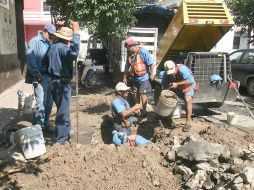 Las tuberías obsoletas y los daños en las tomas domiciliarias provocan que miles de metros cúbicos de agua se desperdicien por fugas. ARCHIVO /